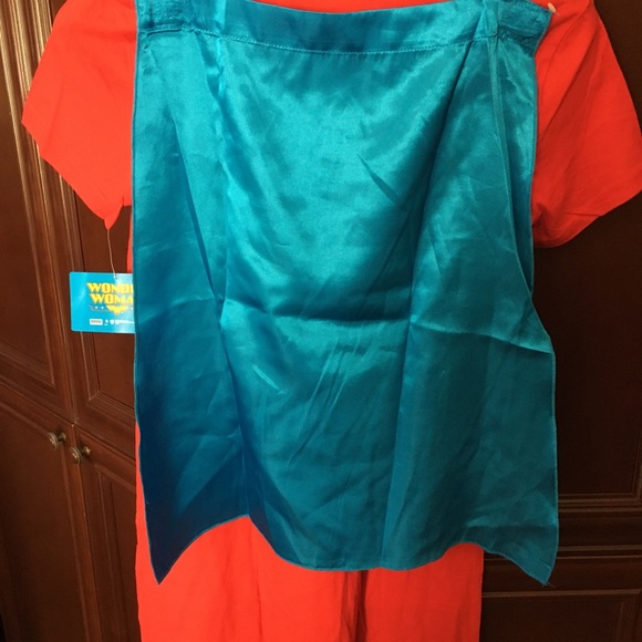 DC Wonder Woman Removable Cape Sleepwear Ava S-M - Picture 2 of 3